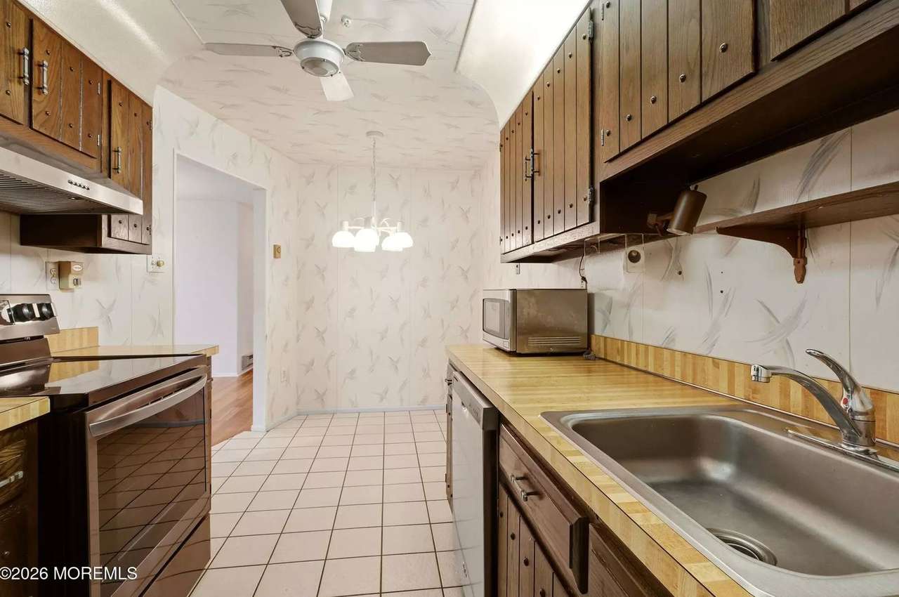 82 Amberly Dr #A, photo 9