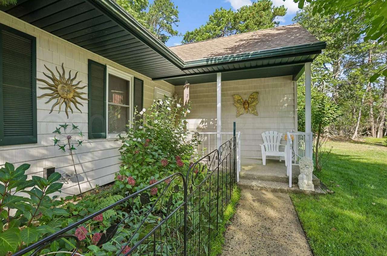 56 Milford Ave, photo 2