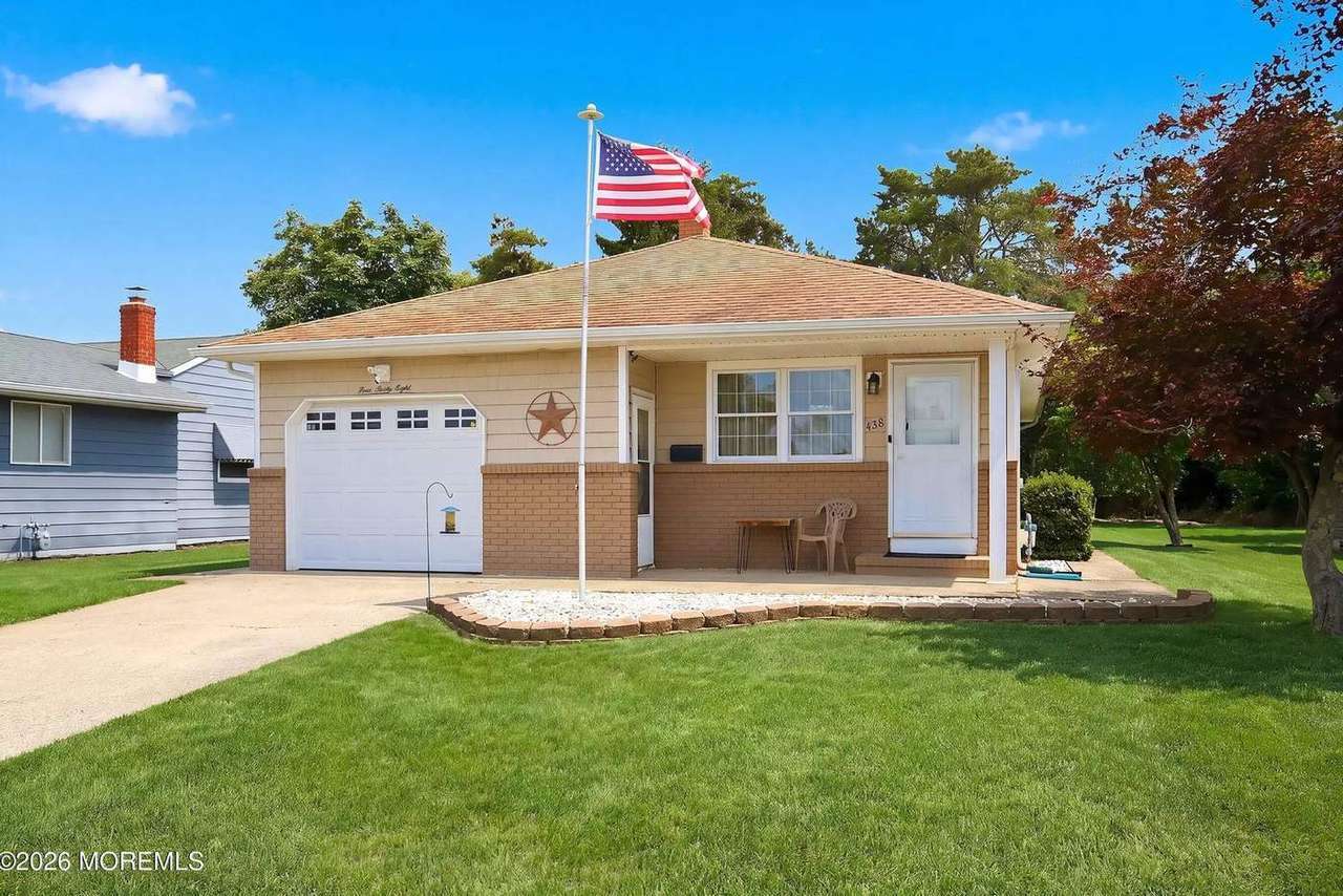 438 Jamaica Blvd, photo 3