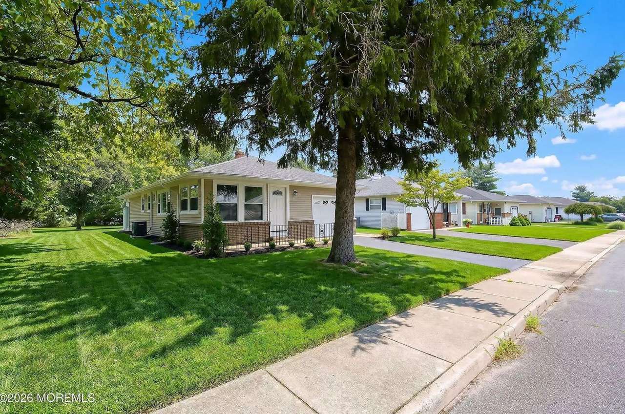 549 Jamaica Blvd, photo 2