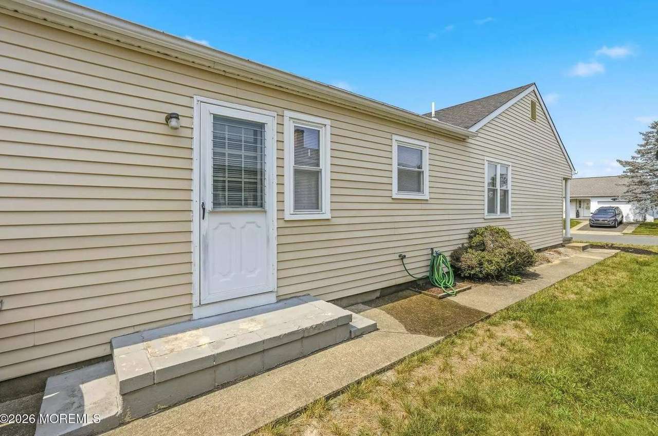 196 Pulaski Blvd, photo 9