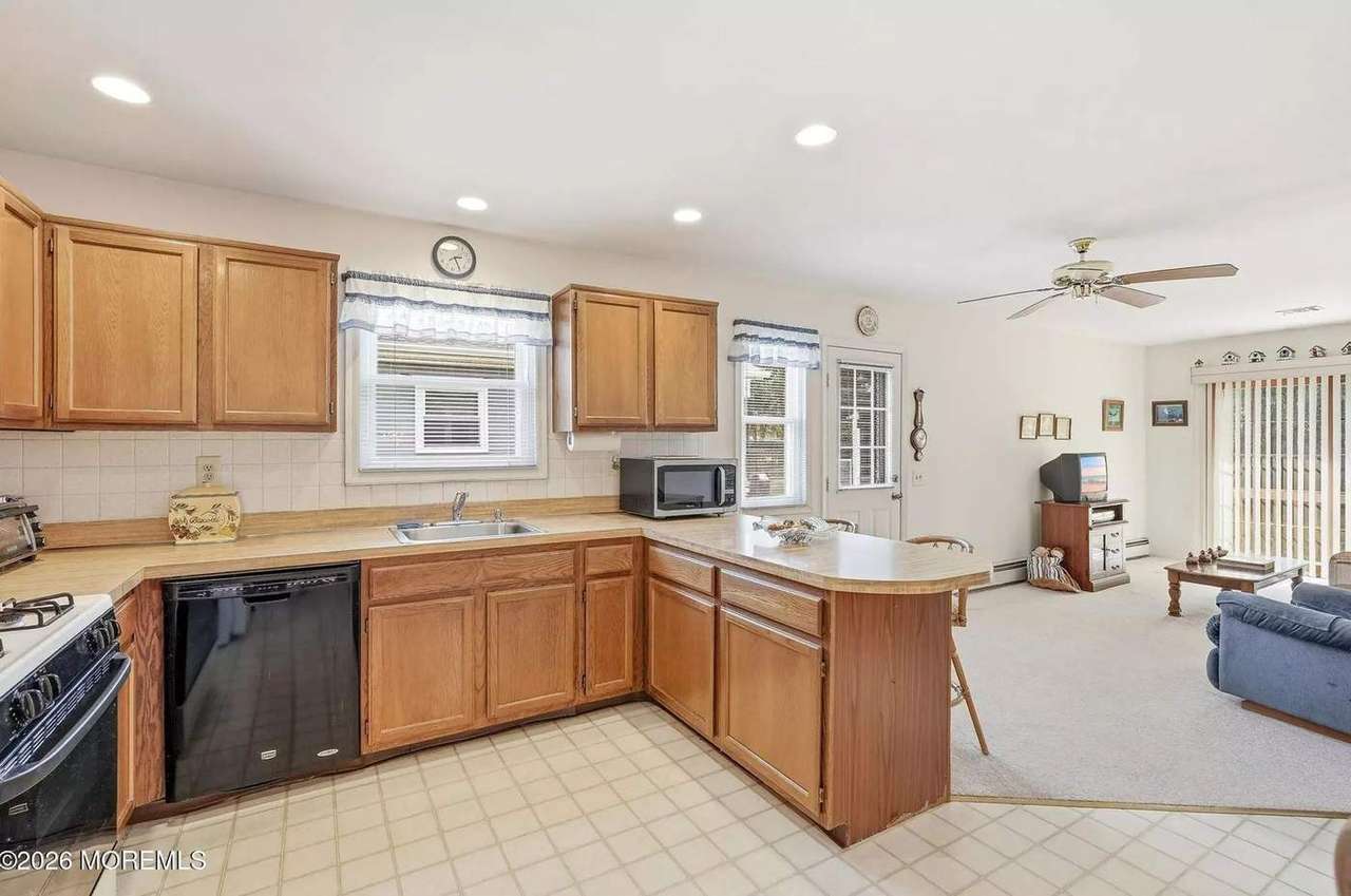 196 Pulaski Blvd, photo 16