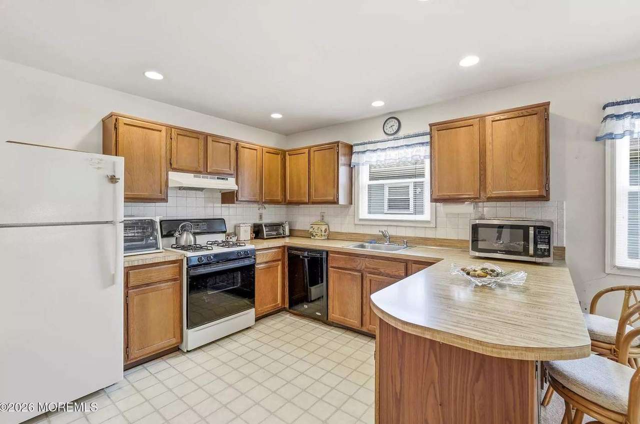 196 Pulaski Blvd, photo 17