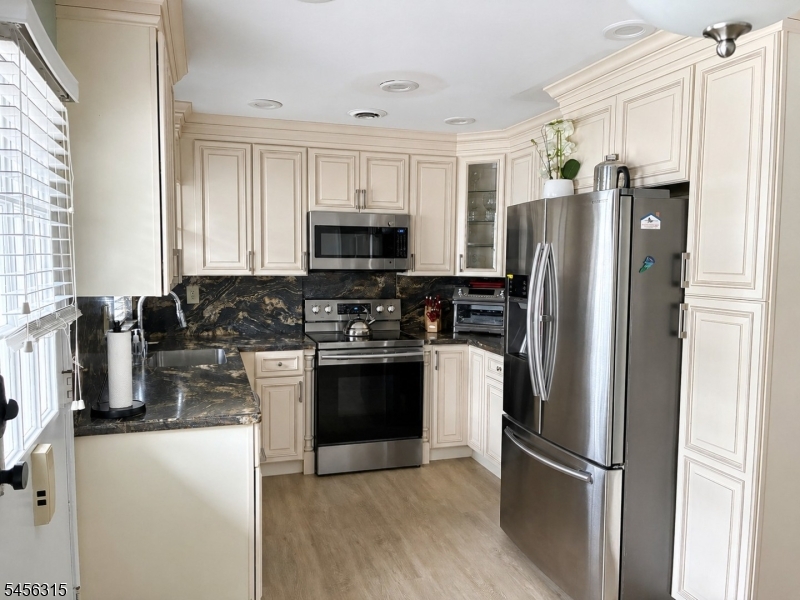 102B Buckingham Dr, photo 2