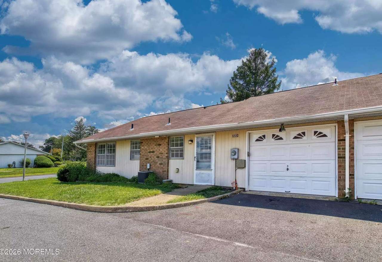 32D Yorkshire Ct, photo 2