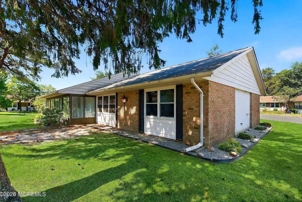 44 Buckingham Dr #B, photo 2
