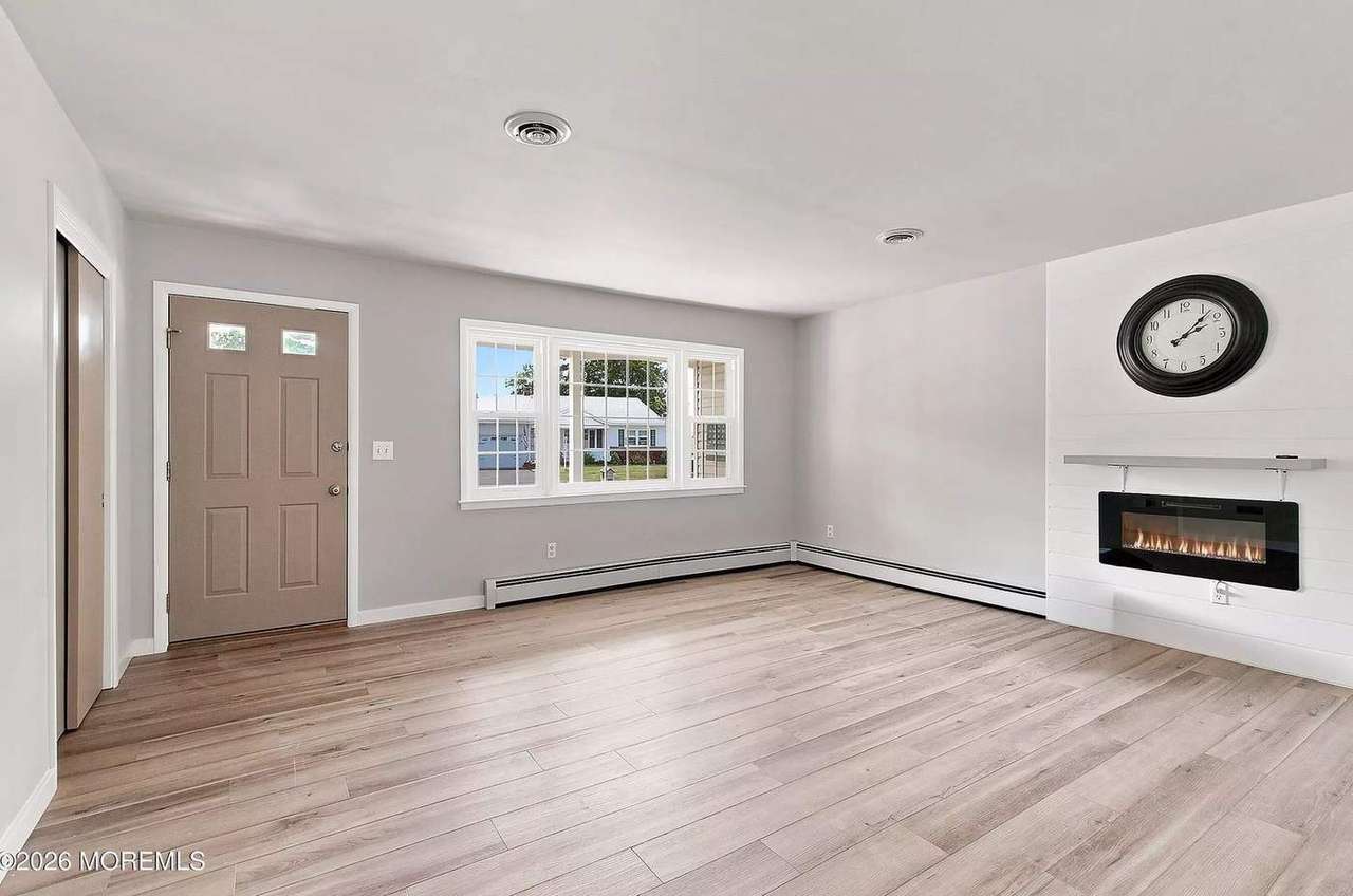 162 Castleton Dr, photo 2