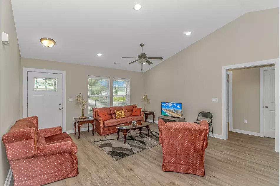 1430 Heirloom Dr, photo 3