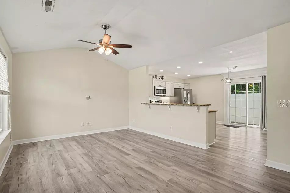 201 Holden Dr, photo 4