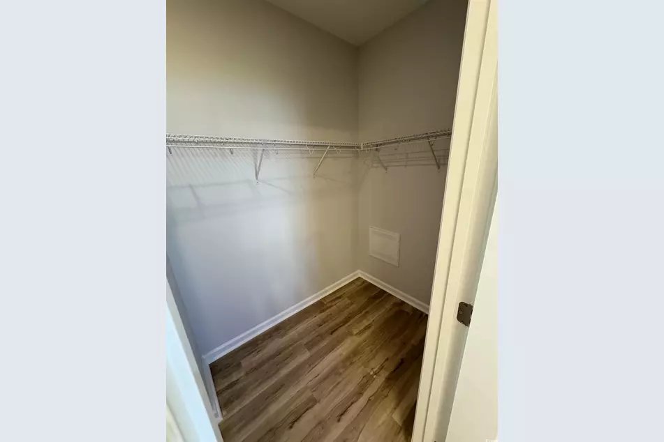 596 Shallow Cove Dr, photo 3