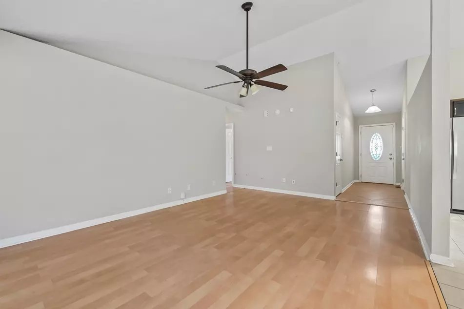961 Castlewood Dr, photo 2