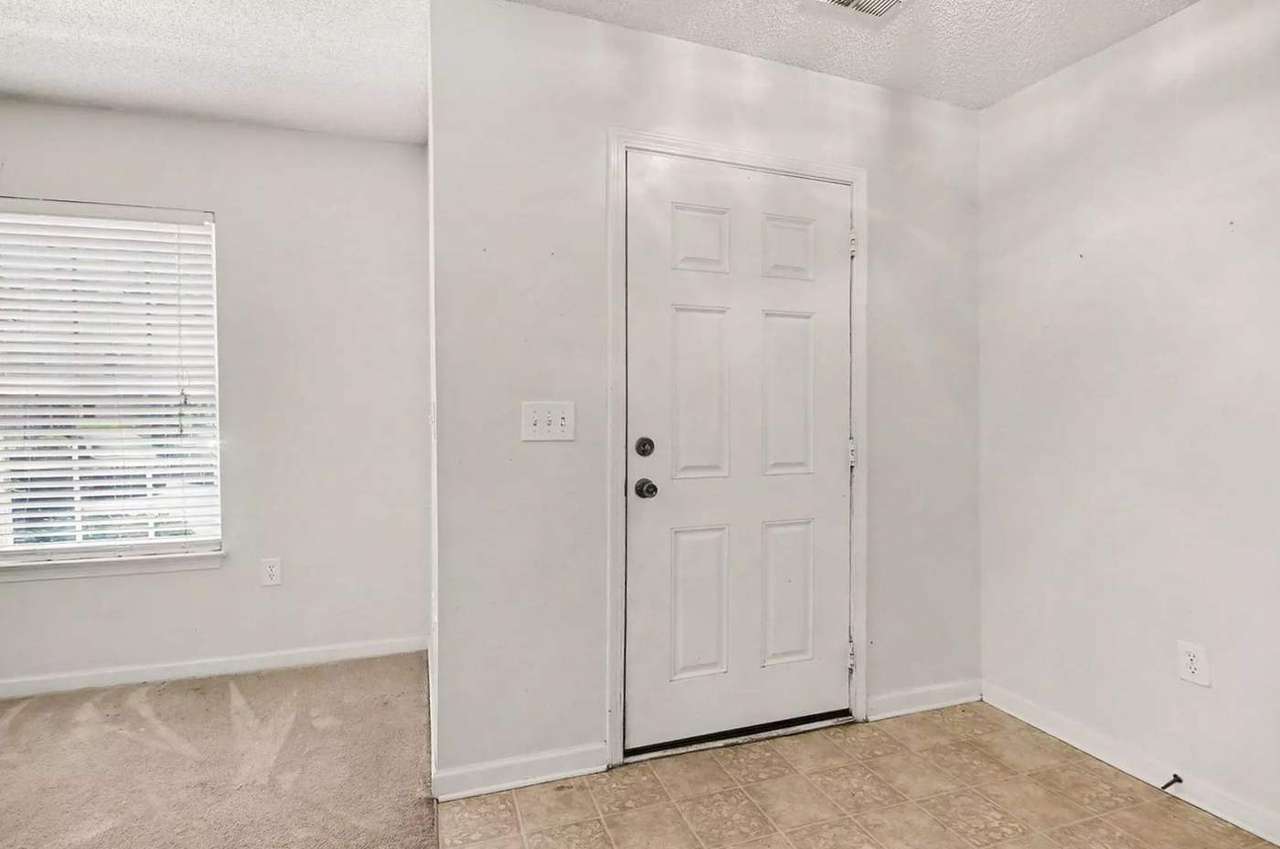 1043 Penny Ln, photo 5